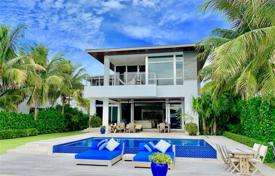 Spacious villa with a private garden, a swimming pool, a docking station, a terrace and an ocean view, Miami Beach, USA for $6,200,000