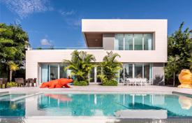Cozy villa with a garden, a backyard, a swimming pool and a terrace, Miami Beach, USA for $9,450,000