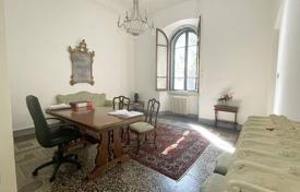 Classic spacious apartment in Florence, Tuscany, Italy for 1,250,000 €
