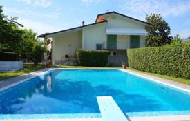 Cozy two-storey villa, Roma Imperiale, Forte dei Marmi, Tuscany, Italy for 8,700 € per week