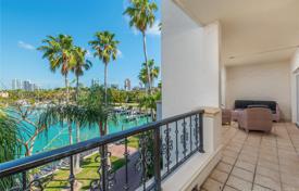 Comfortable flat with ocean views in a residence on the first line of the beach, Miami Beach, Florida, USA for $1,195,000