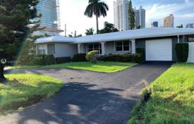 Cozy cottage with a backyard, a sitting area and a garage, Sunny Isles Beach, USA for $995,000