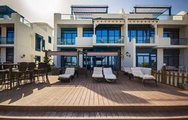 Comfortable townhouse with a terrace and a direct access to the beach, Palm Jumeirah, Dubai, UAE for $7,700 per week