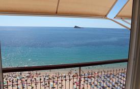 Apartment on the first line of the beach in Benidorm with sea views for 390,000 €