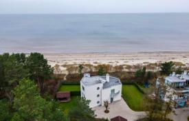 We offer for rent an exclusive villa on the seashore in the resort town of Jurmala, in the Melluzi area. Price on request