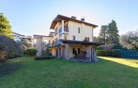 Three-storey villa overlooking the lake with a large garden in Desenzano del Garda, Lombardy, Italy for 1,190,000 €