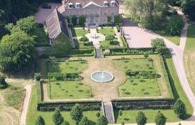 Classic castle with a park and lakes in the suburbs of Paris, France for 181,000 € per week