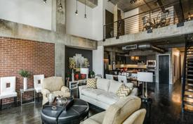 Two-level apartment with a terrace, in a residence with a swimming pool, in the center of Dallas, Texas, USA for $825,000