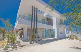 Comfortable villa in a prestigious resort for 477,000 €