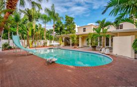 Cozy villa with a pool, a garage and a terrace, Miami Beach, USA for $1,365,000