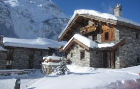 Cozy three-level chalet in Val-d'Isere, Alpes, France for 12,400 € per week
