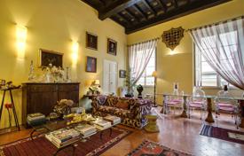 Refined apartment in period building in the heart of Florence for 1,300,000 €