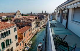 Spacious penthouse with a terrace and canal views, Venice, Italy for 2,500,000 €