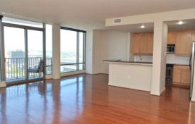 Comfortable apartment in Wilmington, USA. Panoramic views of the river and the city, condominium with a roof-top pool and a fitness center for $325,000