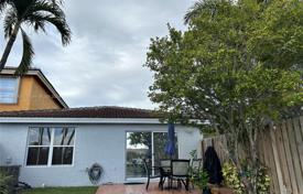 Townhome – West End, Miami, Florida,  USA for $480,000