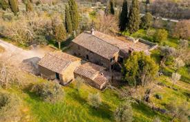 Country house with two outbuildings and land in the province of Arezzo for 690,000 €