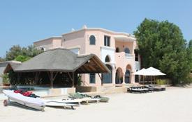 Spacious villa with a swimming pool and a private beach, Palm Jumeirah, Dubai, UAE for 13,000 € per week