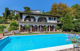 Magnificent villa with a pool in a wonderful location, Padenghe sul Garda, Lombardy, Italy for 1,100,000 €