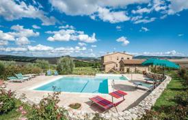 Stunning Tuscan farmhouse with swimming pool for sale near Siena for 1,600,000 €