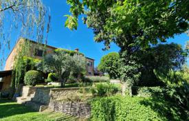 Prestigious farmhouse with pool for sale near Cortona Tuscany for 1,450,000 €