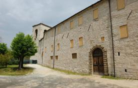 Monastery and canonical house in the marche region for 3,500,000 €