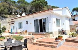 Beautiful single-storey villa with a garden and a parking near the beach, Lloret de Mar, Spain for 228,000 €