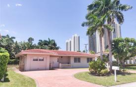Cozy cottage with a backyard and a garage, Sunny Isles Beach, USA for $800,000