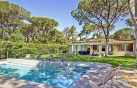 Spacious villa with a large plot, a swimming pool and a parking in a gated residence, 500 meters from the beach, Roccamare, Italy for 32,000 € per week