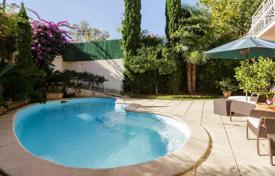 Cozy villa with a swimming pool, a garden and a parking in a quiet street, 400 meters from the beach, Juan les Pins, France for 4,500 € per week