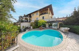 Beautiful part of a villa with a pool in the center of Desenzano del Garda, Lombardy, Italy for 1,450,000 €