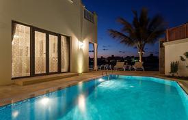 Classical villa with a swimming pool and a direct access to the beach, Dubai, UAE for 10,400 € per week
