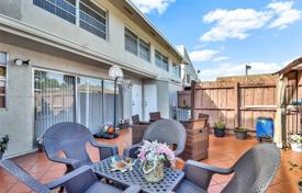 Townhome – West End, Miami, Florida,  USA for $450,000