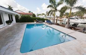 Cozy villa with a backyard, a swimming pool, a garage and a terrace, Miami Beach, USA for $1,750,000