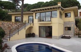Renovated villa with a pool and a garden in a comfortable residence with tennis courts, 200 meters from the sea, Lloret de Mar, Spain for 1,820,000 €