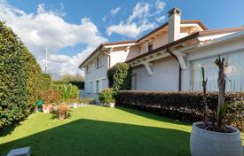Exclusive villa with garden in Forte Dei Marmi, Tuscany for 1,700,000 €