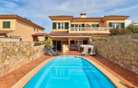 Two-storey villa with a pool and a parking in Palmanova, Mallorca, Spain for 895,000 €