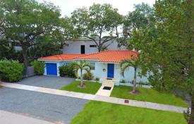 Fully reconstructed cottage with a plot, a garage and a terrace, Miami, USA for $769,000