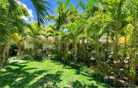 Cozy cottage with a lush garden, a garage and a terrace, Coral Gables, USA for $799,000