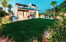 Luxury, frontline golf villa with pool, garden and basement in Estepona for 1,850,000 €