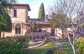 Traditional villa with a pool and a garden in Castelnuovo Berardenga, Tuscany, Italy for 750,000 €