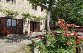 Stone villa with a guest house, a pool and a garden in Cortona, Tuscany, Italy for 1,290,000 €