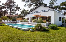 Stylish villa with a large garden and a swimming pool near the beach, Anglet, France for 13,000 € per week