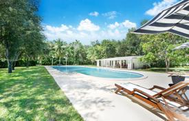Spacious villa with a backyard, a swimming pool, a recreation area and a garage, Miami, USA for 1,290,000 €
