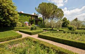 Elegant and unique Villa located in a secluded position with views over Chianti vineyards and unspoilt Tuscan countryside for 3,900,000 €