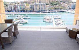 The apartment in a sea front corner for 1,550,000 €