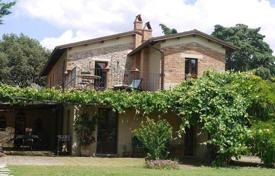Two-storey traditional villa with a large plot in Trequanda, Tuscany, Italy for 750,000 €