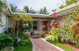 Cozy cottage with a backyard, a garden, a garage and a terrace, Surfside, USA for $1,695,000