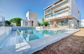 New built villa with pool two blocks from the sea in Barcar
s for 1,485,000 €