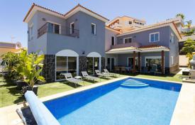 Three-storey villa with a swimming pool and a garage in Puerto de la Cruz, Tenerife, Spain for 2,050,000 €