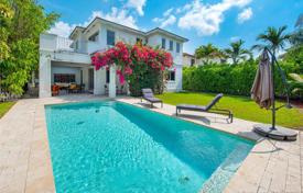 Cozy villa with a backyard, a swimming pool, a terrace and a garage, Coral Gables, USA for $1,690,000